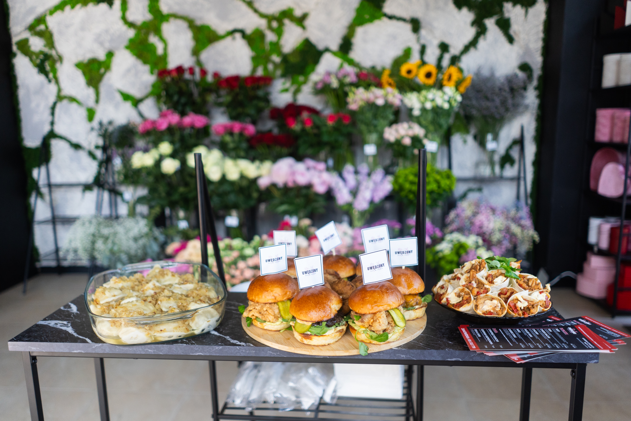 Stół z przekąskami kateringowymi