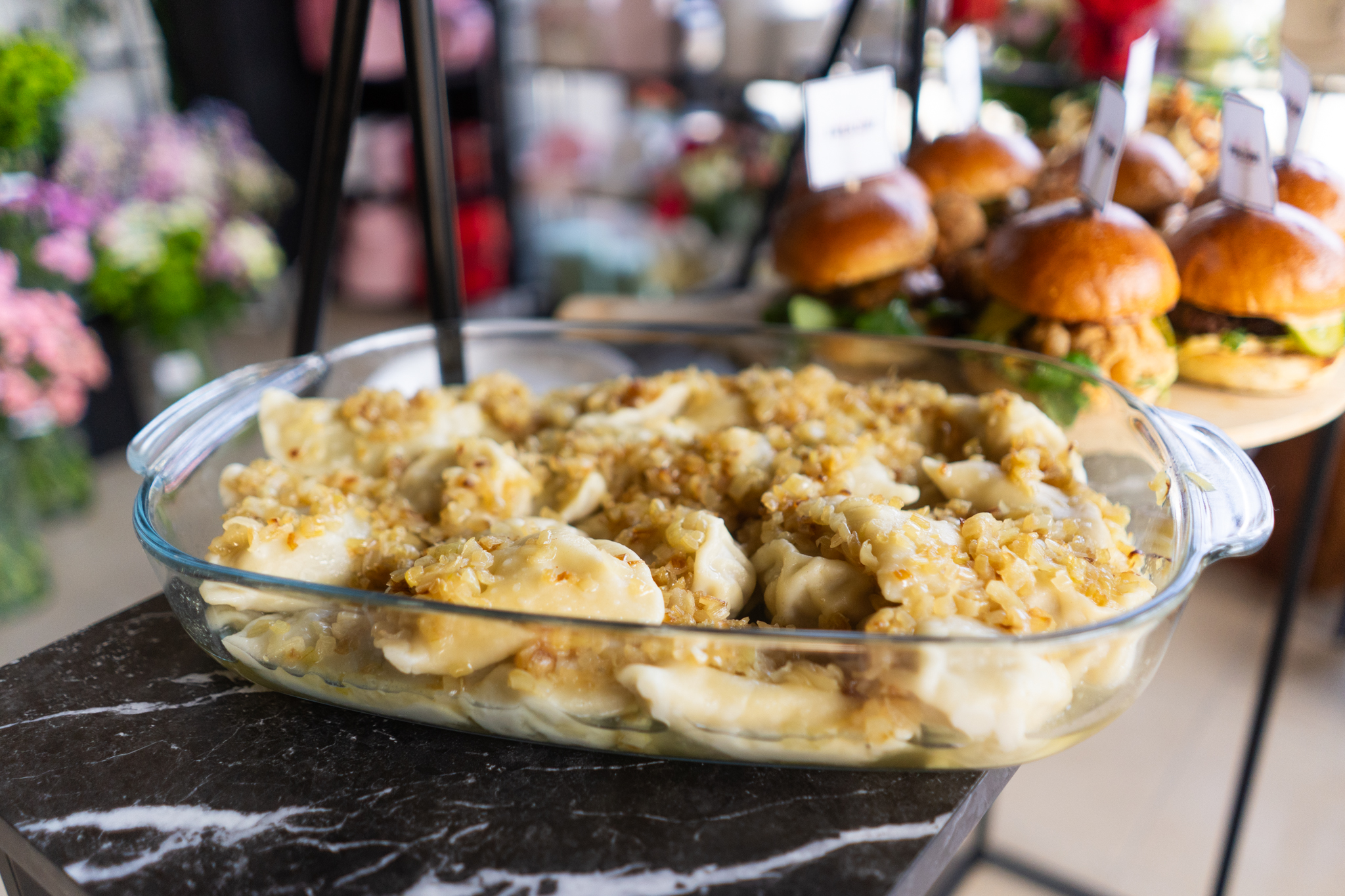 Pierogi na stole kateringowym