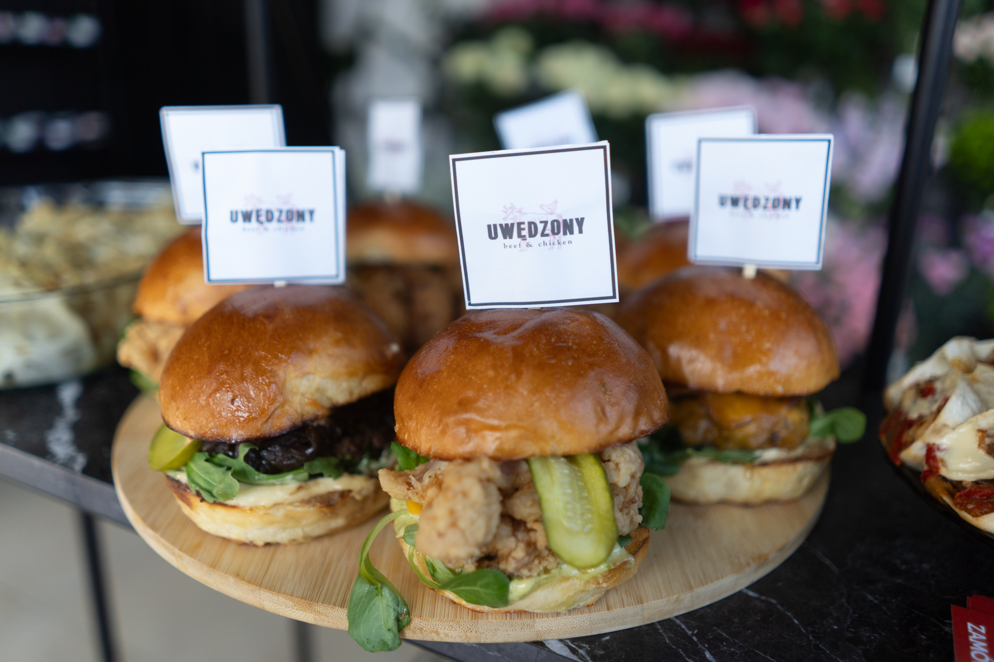 Mini burgery z chorągiewkami