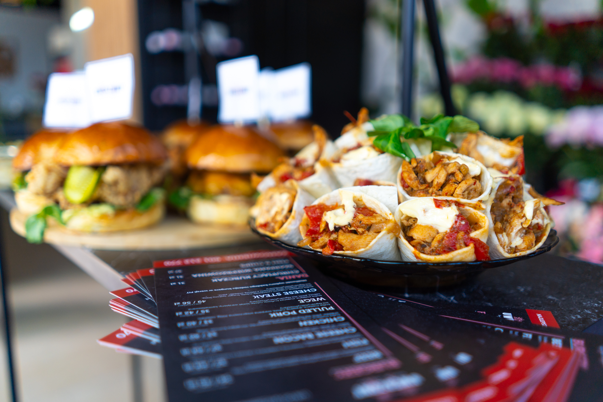 Tortille i mini burgery na stole